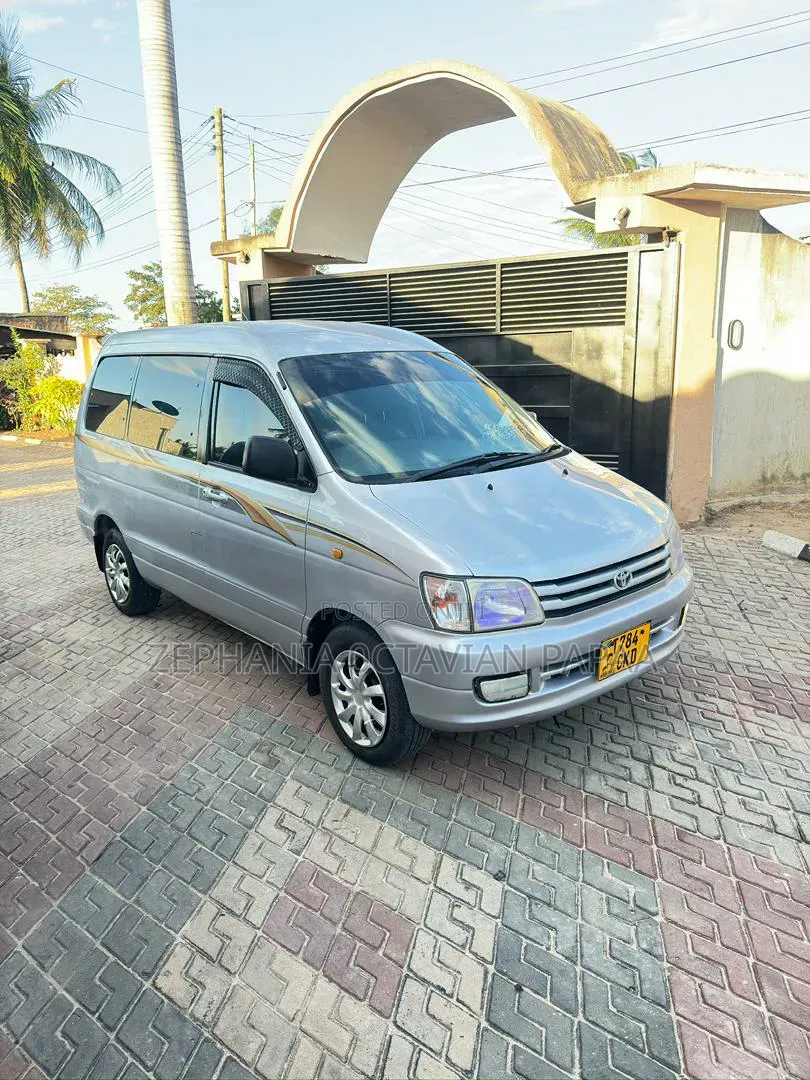 Toyota Noah 2001 Silver