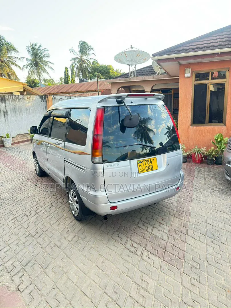 Toyota Noah 2001 Silver