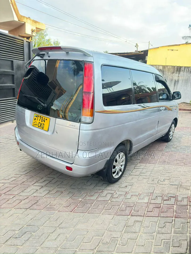 Toyota Noah 2001 Silver