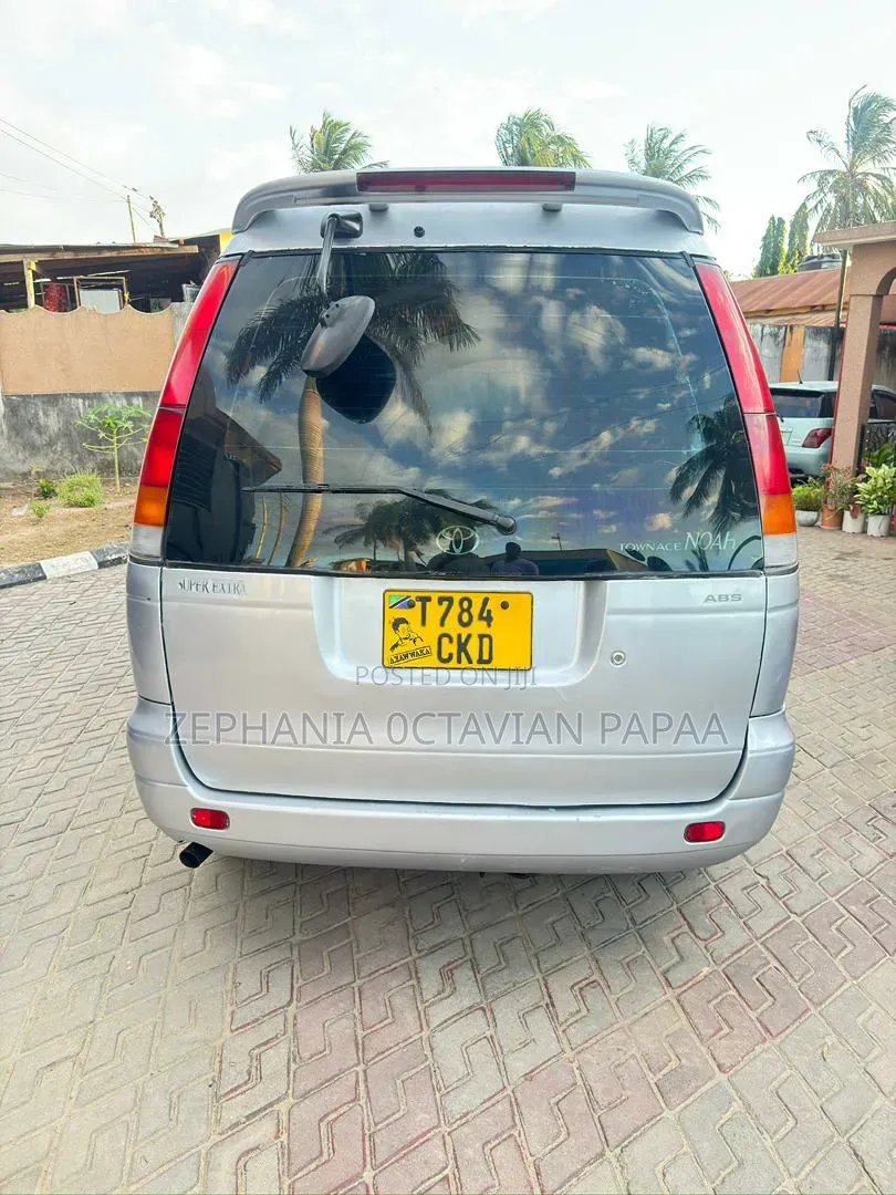Toyota Noah 2001 Silver