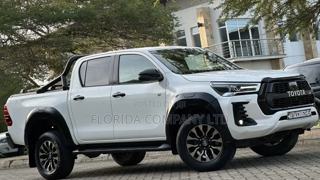 Toyota Hilux 2023 White