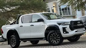 Toyota Hilux 2023 White