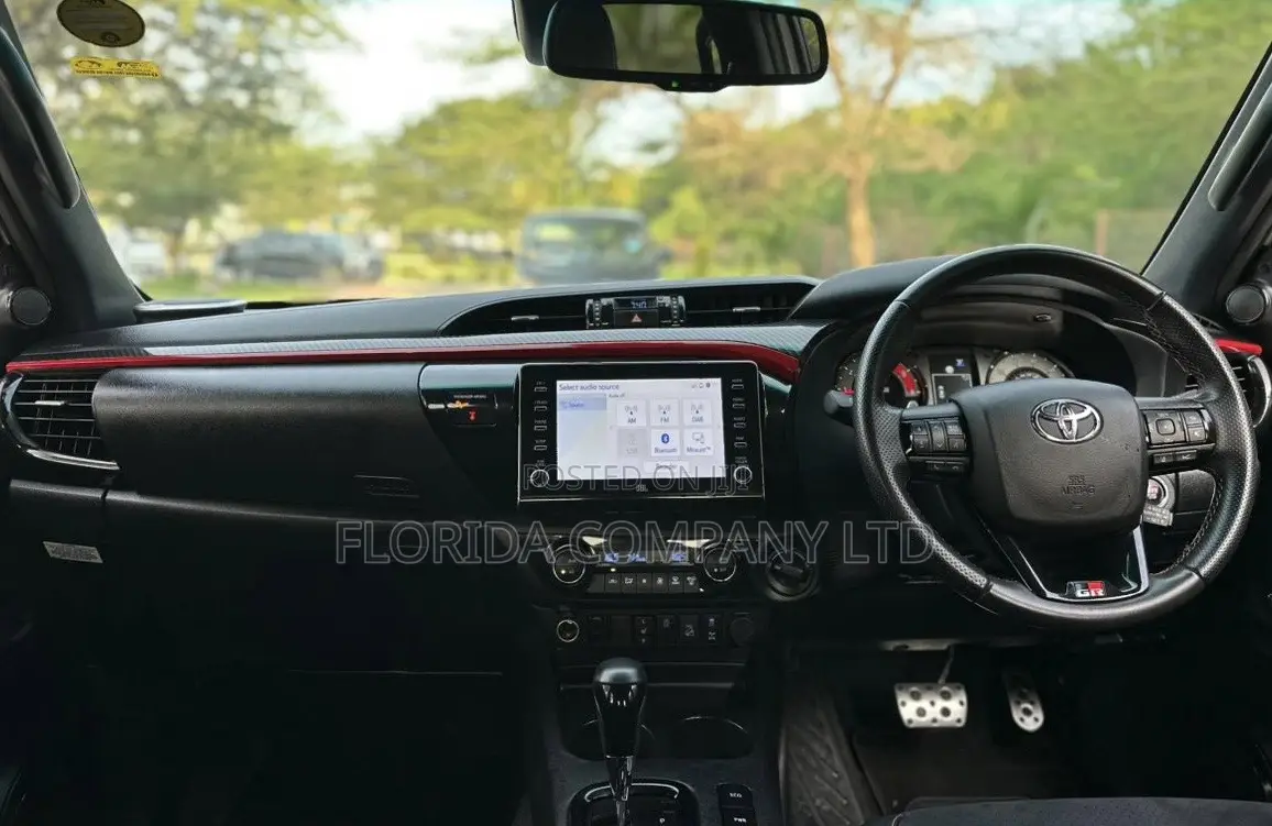 Toyota Hilux 2023 White