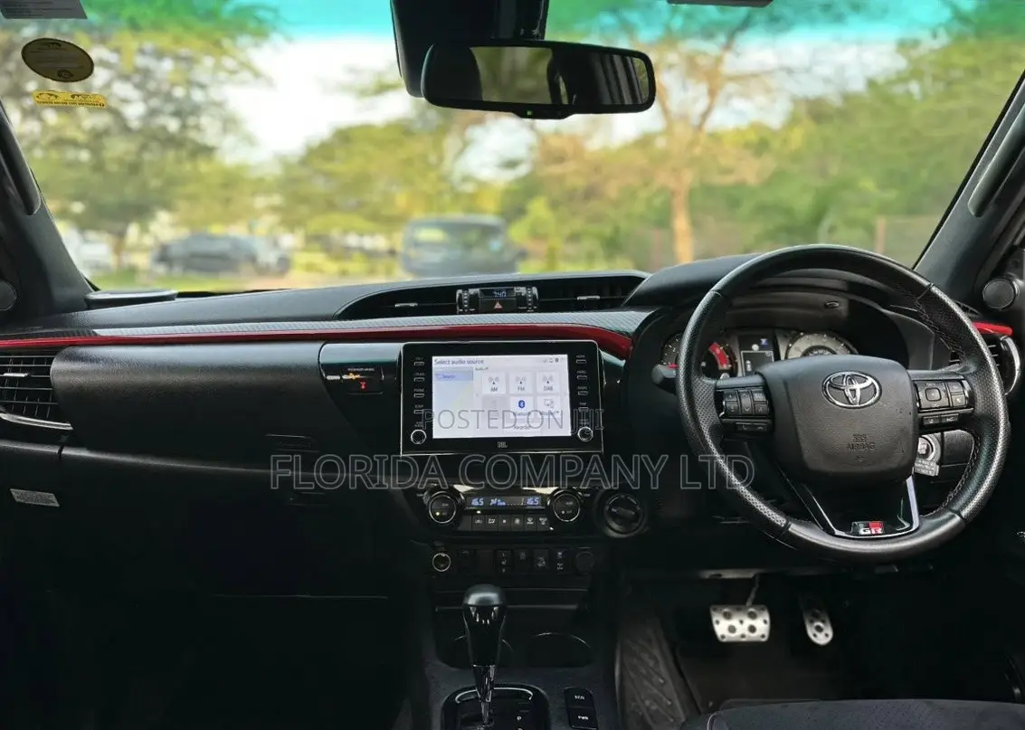 Toyota Hilux 2023 White