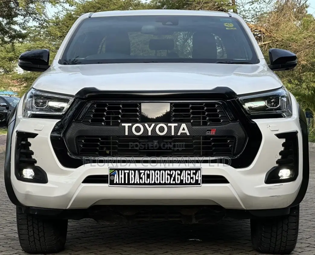 Toyota Hilux 2023 White