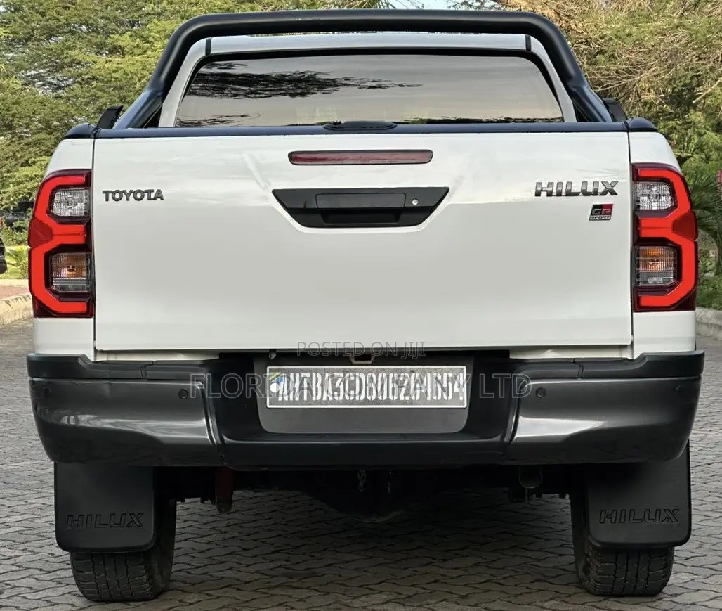 Toyota Hilux 2023 White