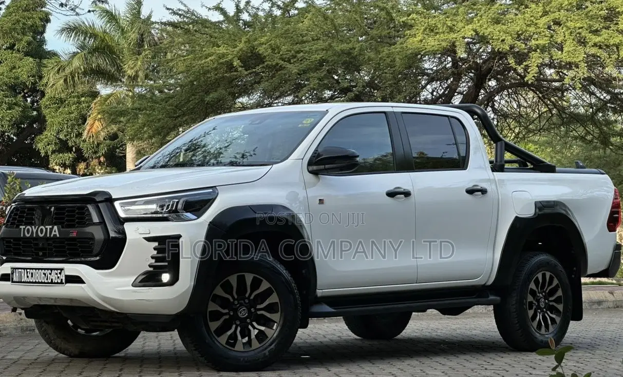 Toyota Hilux 2023 White