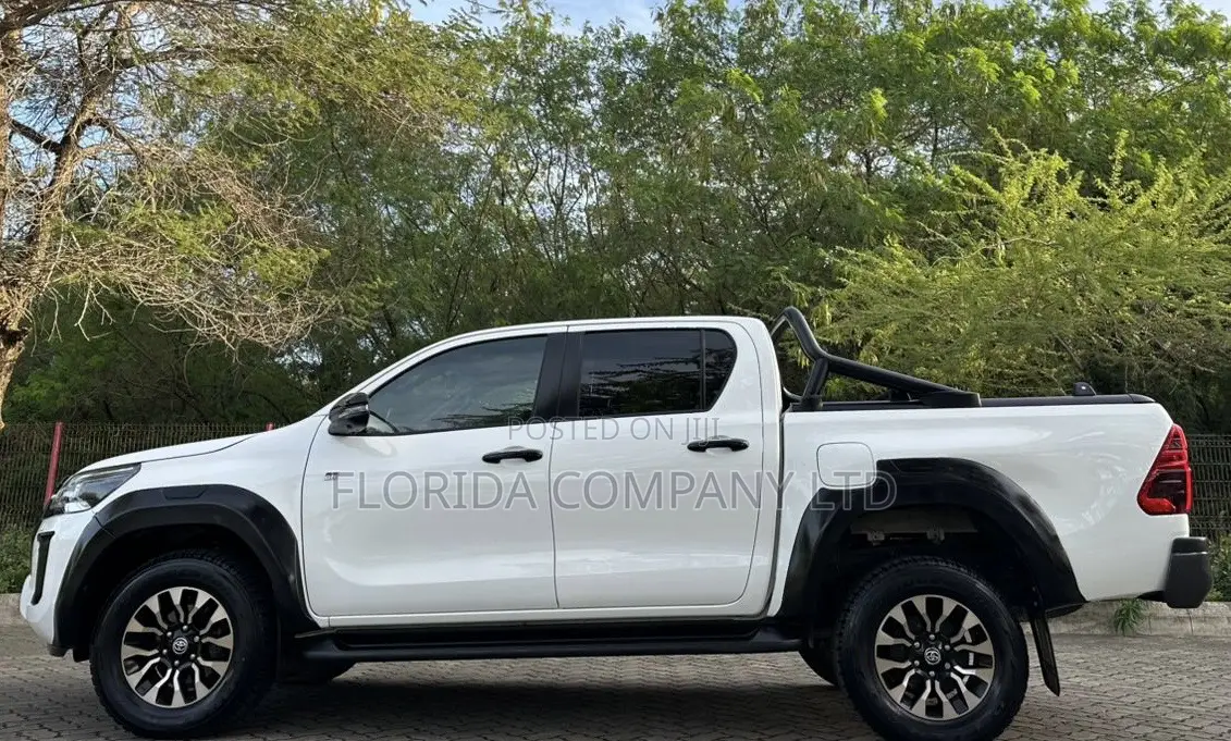 Toyota Hilux 2023 White