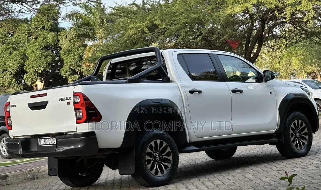 Toyota Hilux 2023 White