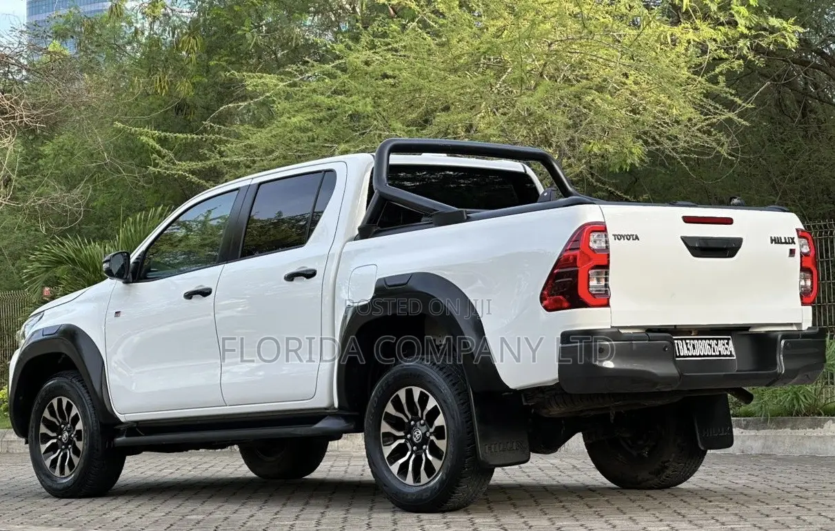 Toyota Hilux 2023 White
