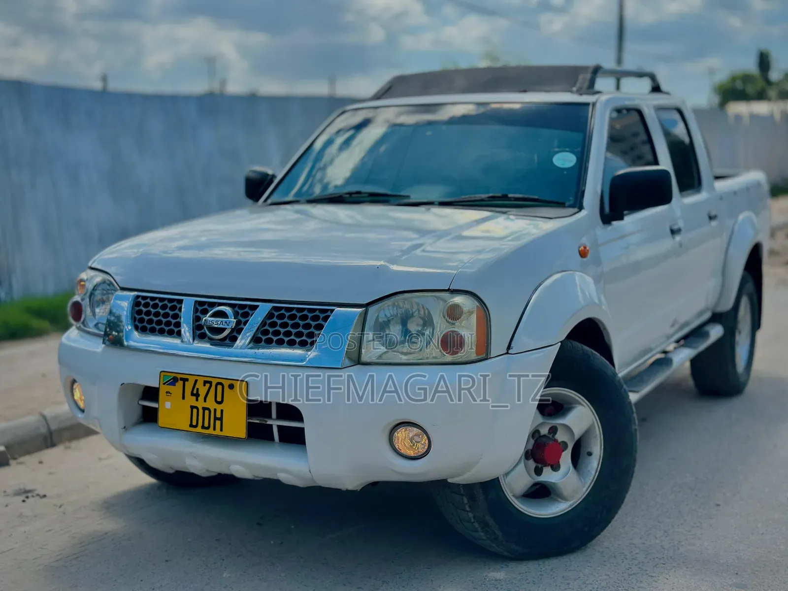 Nissan Hardbody 2005 White