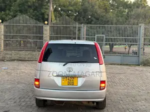 Toyota ISIS 2006 Silver