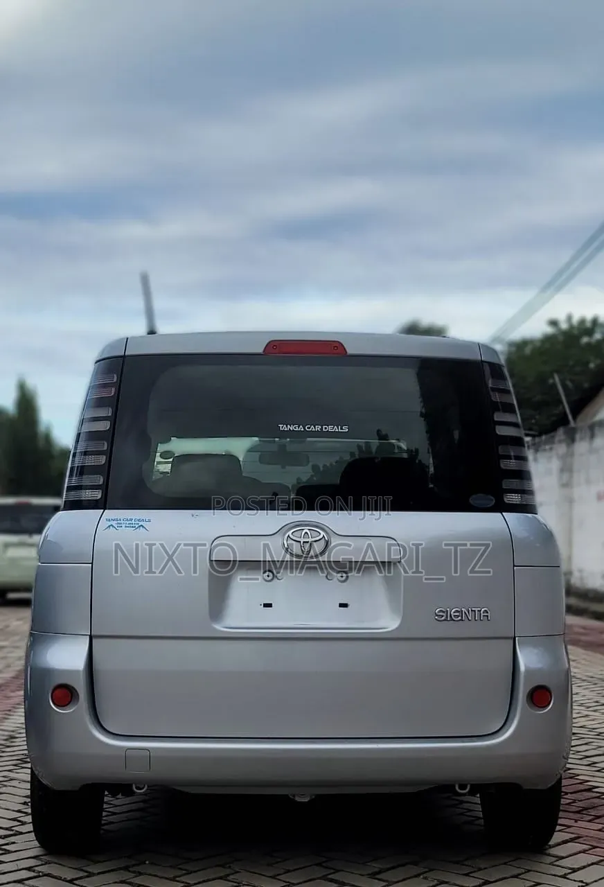 Toyota Sienta 2004 Silver