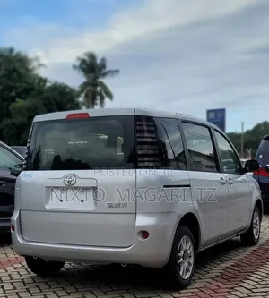 Toyota Sienta 2004 Silver