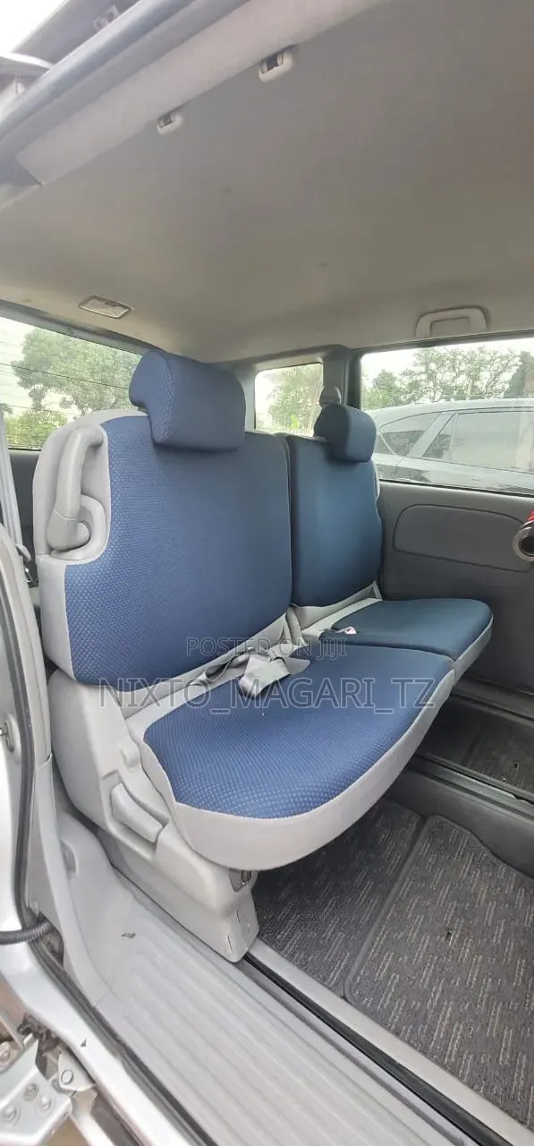 Toyota Sienta 2004 Silver