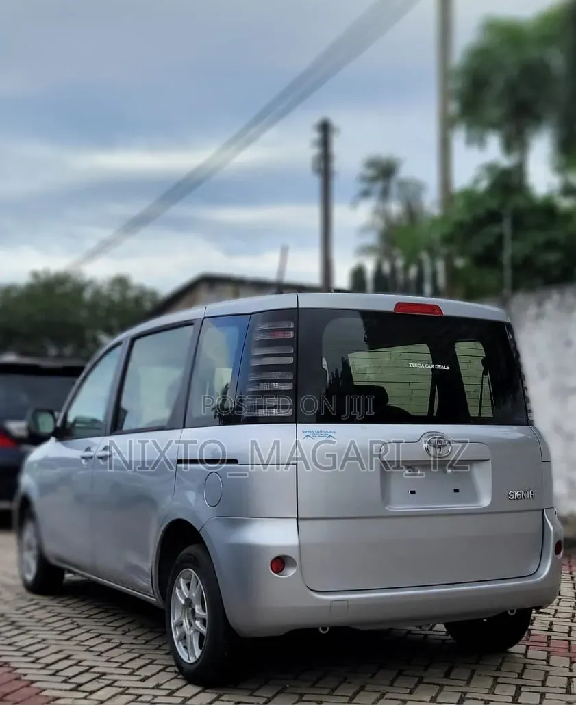 Toyota Sienta 2004 Silver