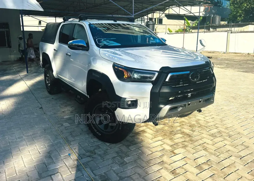 Toyota Hilux 2021 White