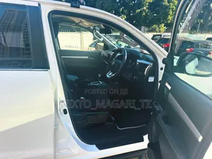Toyota Hilux 2021 White