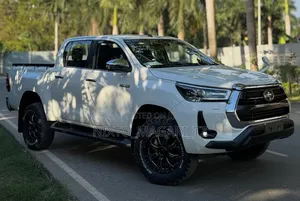 Toyota Hilux 2021 White