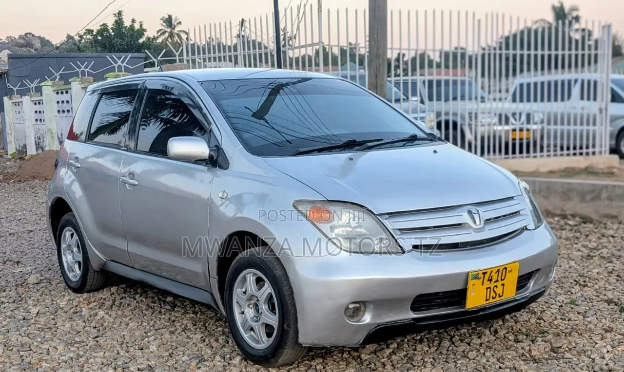 Toyota IST 2004 Silver
