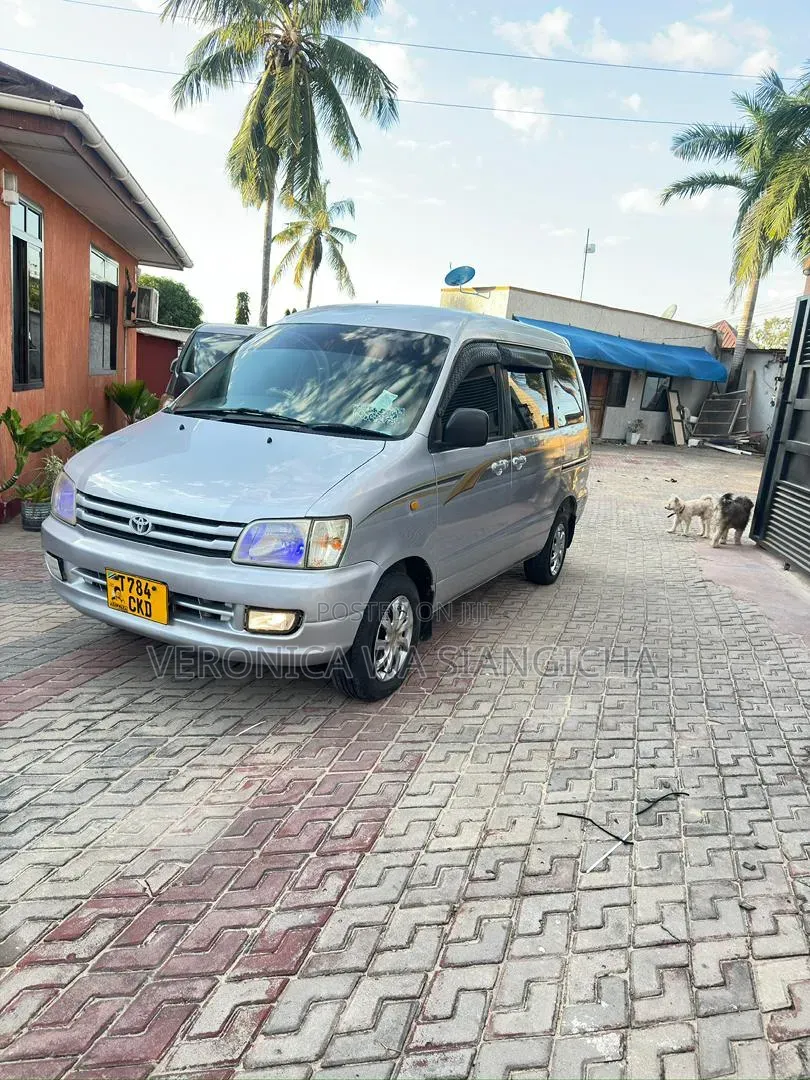 Toyota Noah 2001