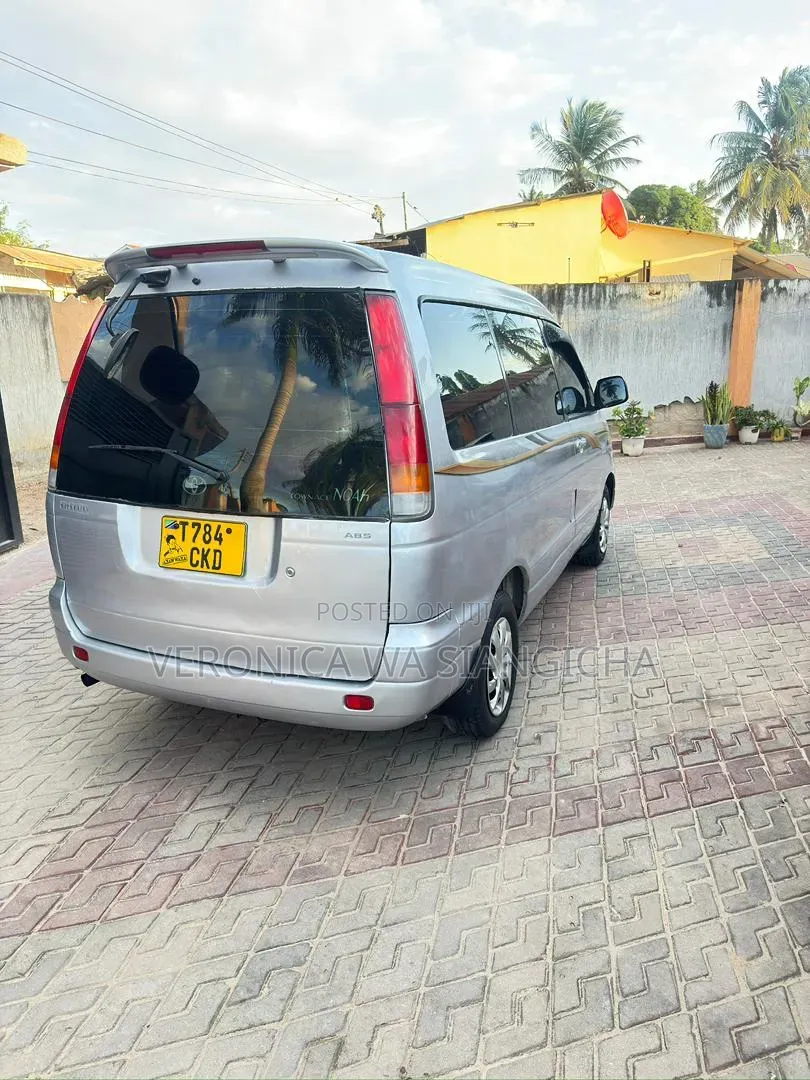 Toyota Noah 2001