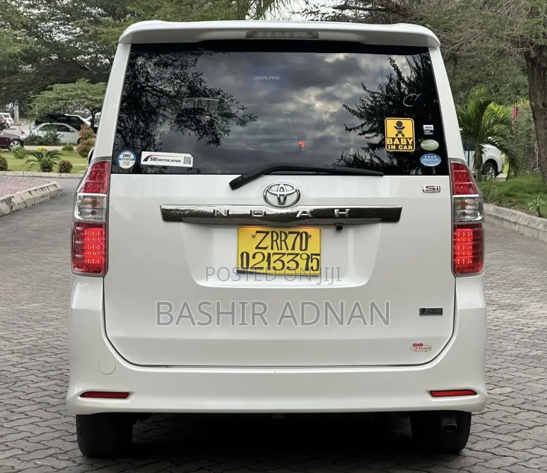 Toyota Noah 2.0 143hp FWD (8 Seater) 2009 White