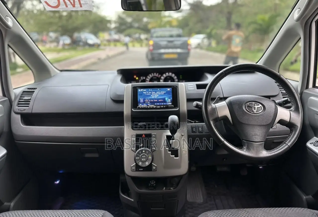 Toyota Noah 2.0 143hp FWD (8 Seater) 2009 White