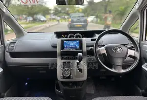 Toyota Noah 2.0 143hp FWD (8 Seater) 2009 White