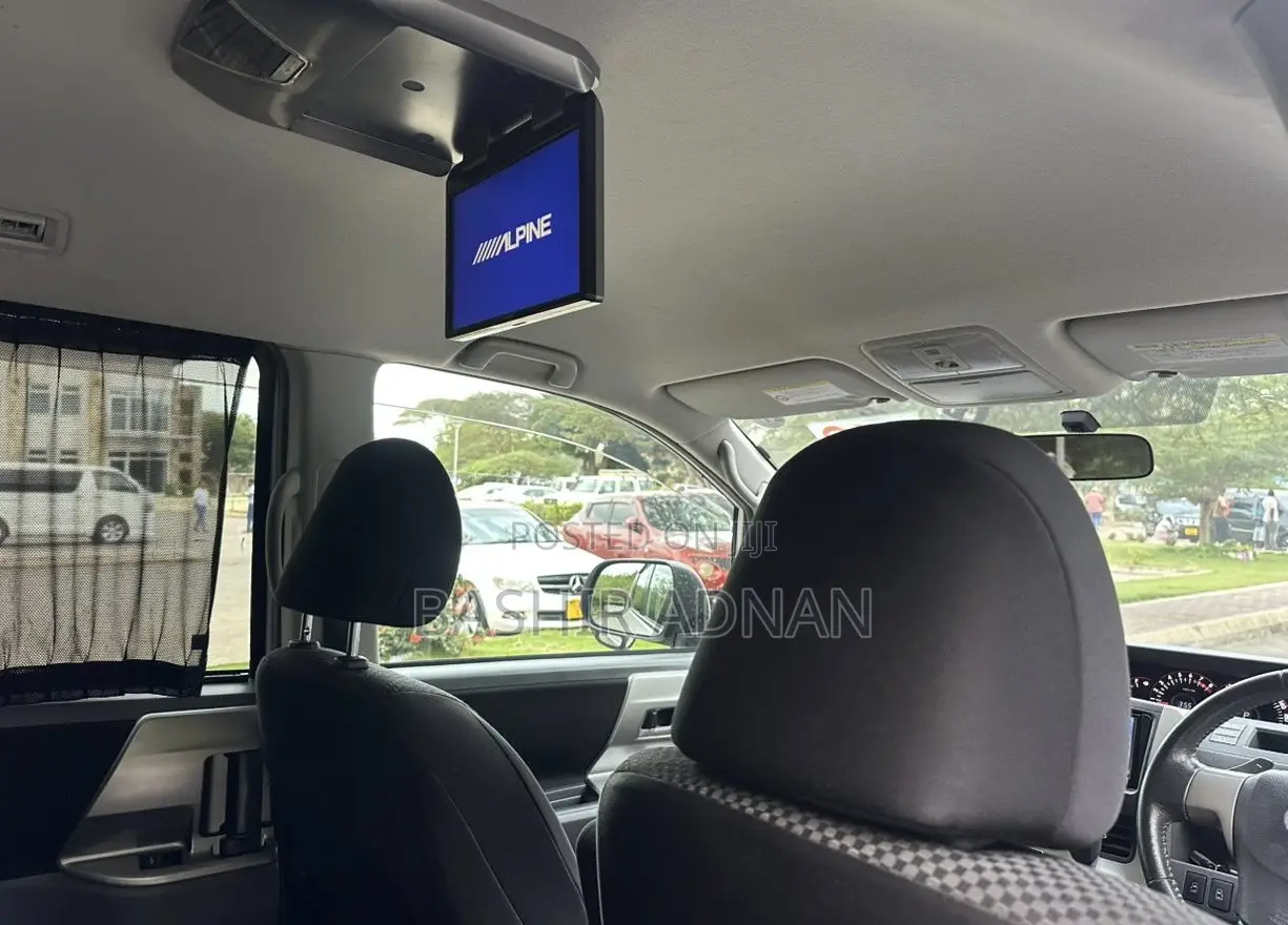 Toyota Noah 2.0 143hp FWD (8 Seater) 2009 White