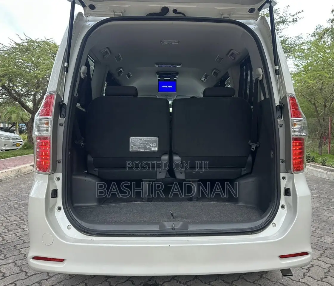 Toyota Noah 2.0 143hp FWD (8 Seater) 2009 White