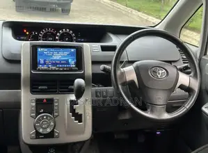 Toyota Noah 2.0 143hp FWD (8 Seater) 2009 White