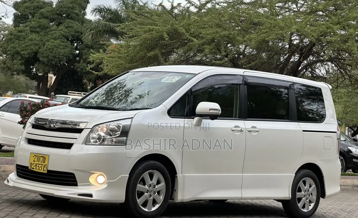 Toyota Noah 2.0 143hp FWD (8 Seater) 2009 White