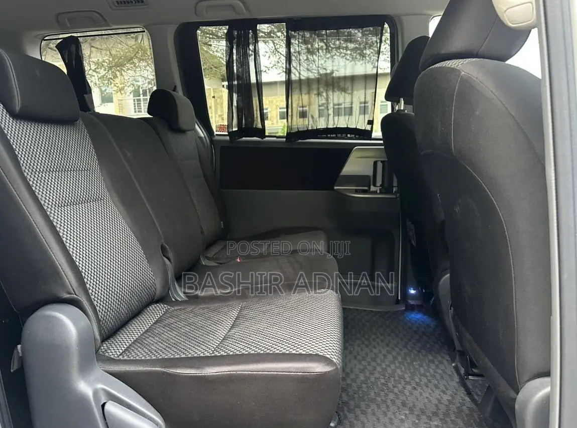 Toyota Noah 2.0 143hp FWD (8 Seater) 2009 White