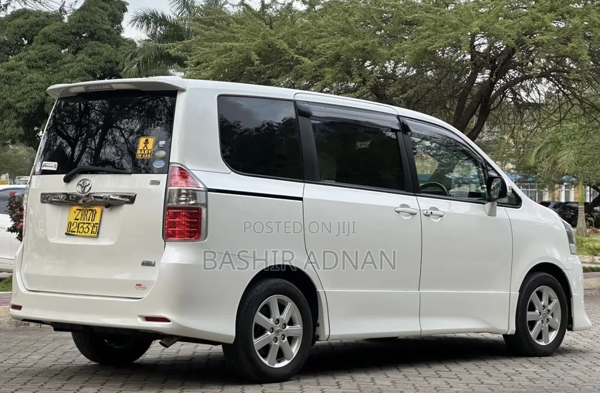 Toyota Noah 2.0 143hp FWD (8 Seater) 2009 White