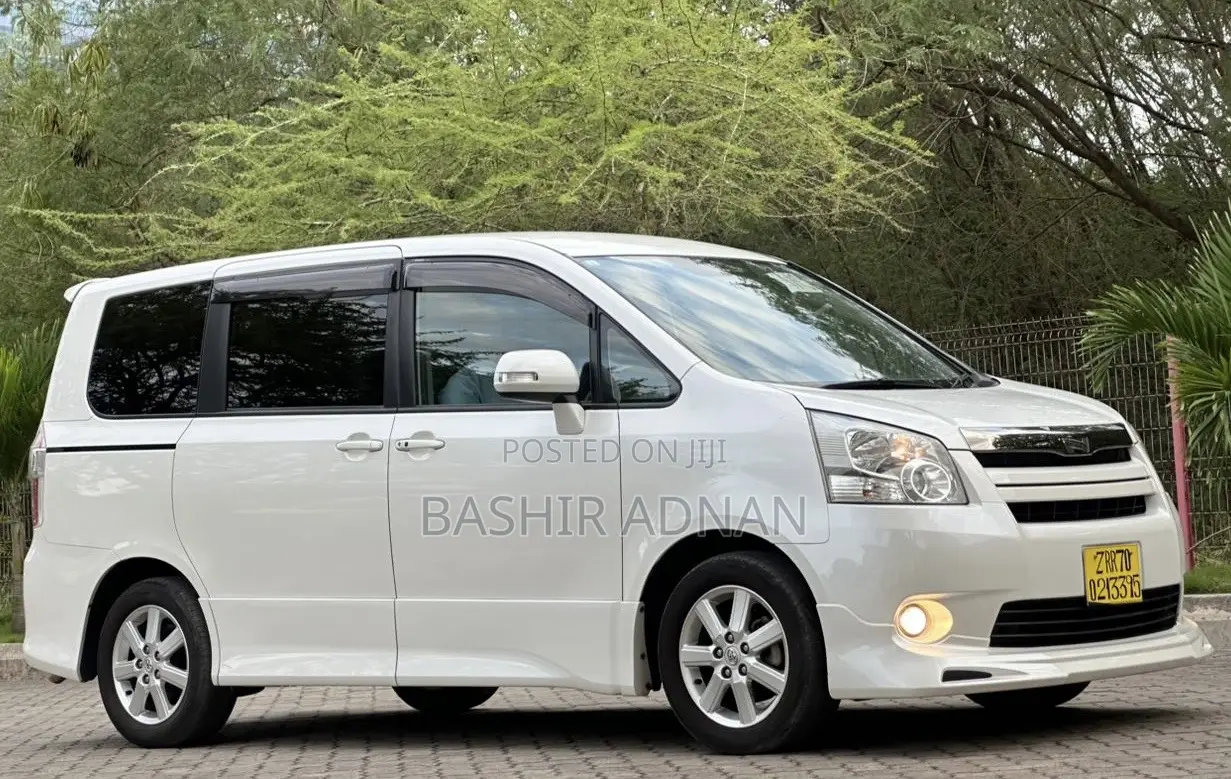 Toyota Noah 2.0 143hp FWD (8 Seater) 2009 White