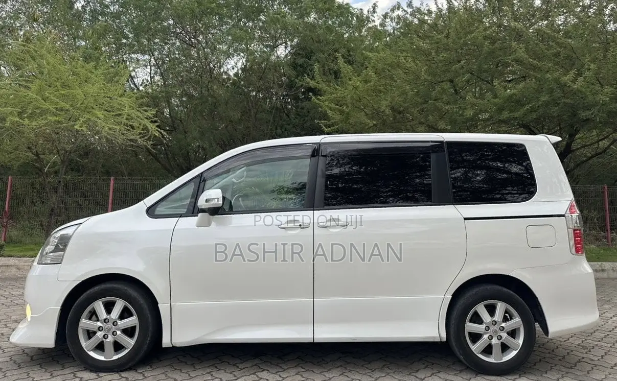 Toyota Noah 2.0 143hp FWD (8 Seater) 2009 White