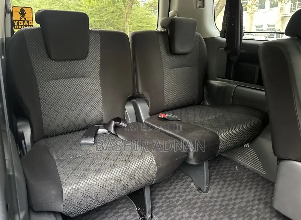 Toyota Noah 2.0 143hp FWD (8 Seater) 2009 White