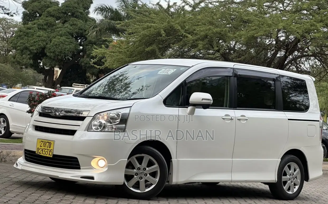 Toyota Noah 2.0 143hp FWD (8 Seater) 2009 White