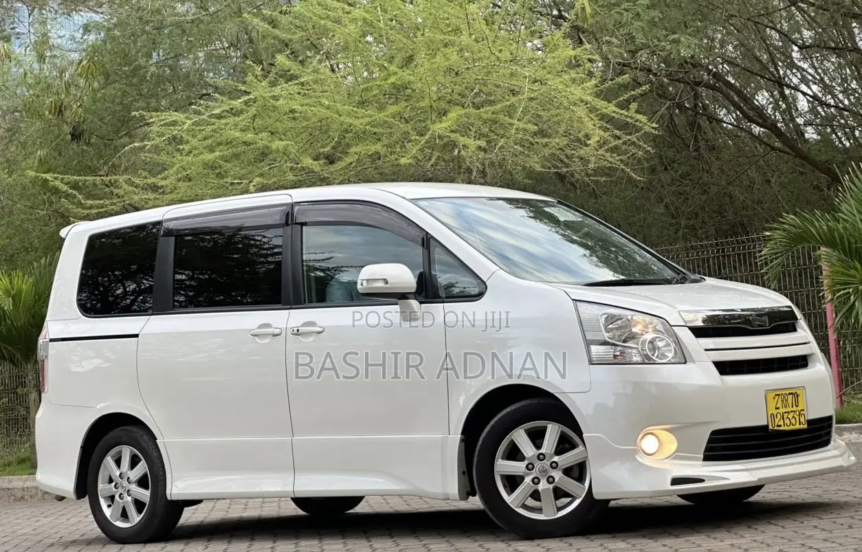 Toyota Noah 2.0 143hp FWD (8 Seater) 2009 White