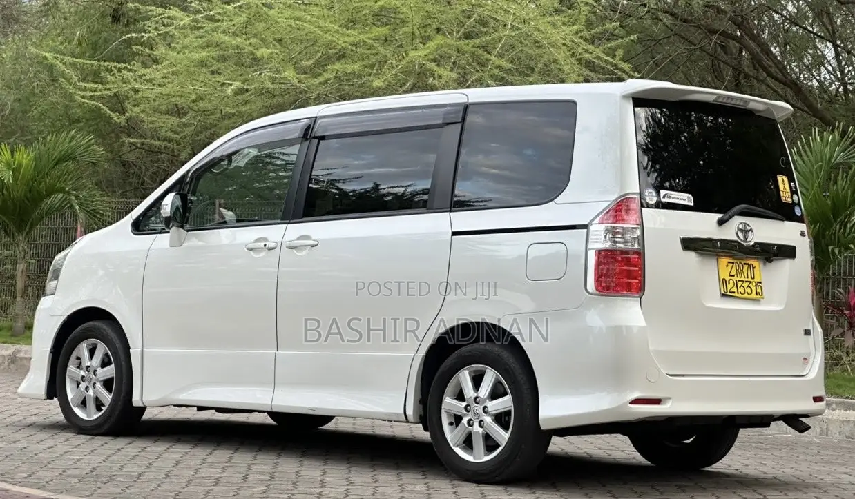 Toyota Noah 2.0 143hp FWD (8 Seater) 2009 White