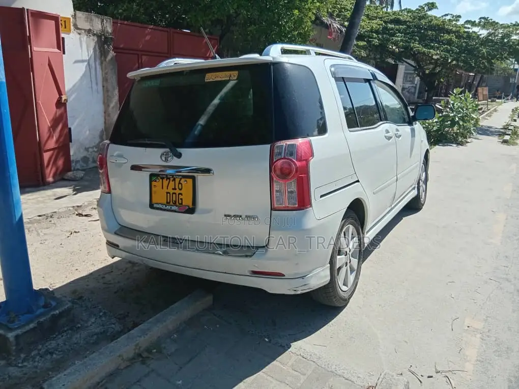 Toyota Raum 2006 White