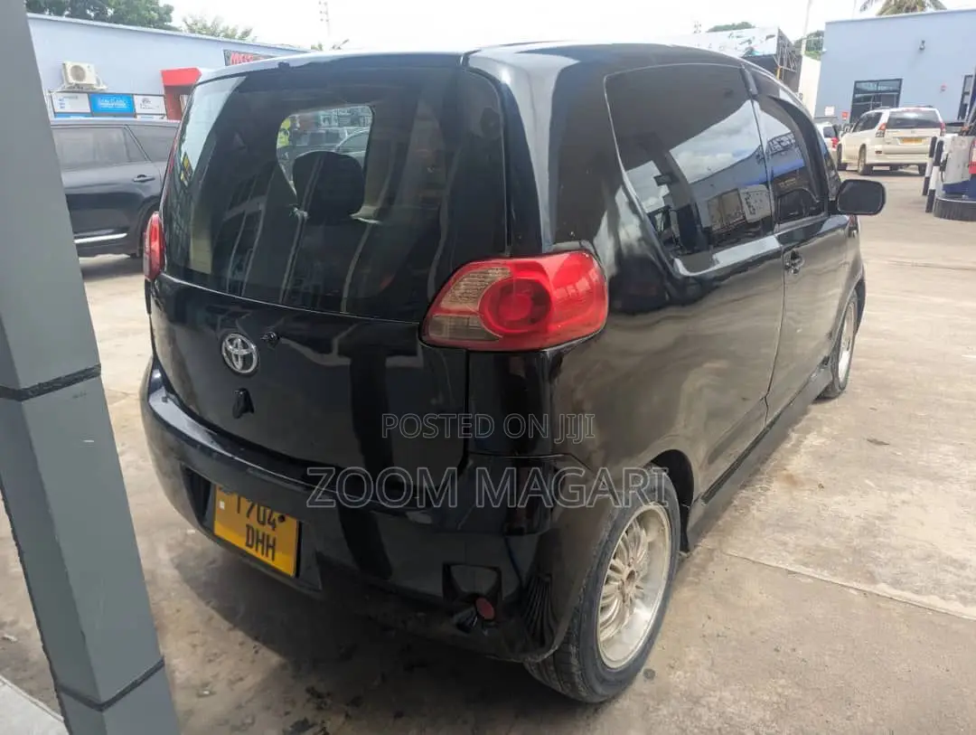 Toyota Porte 2004 Black