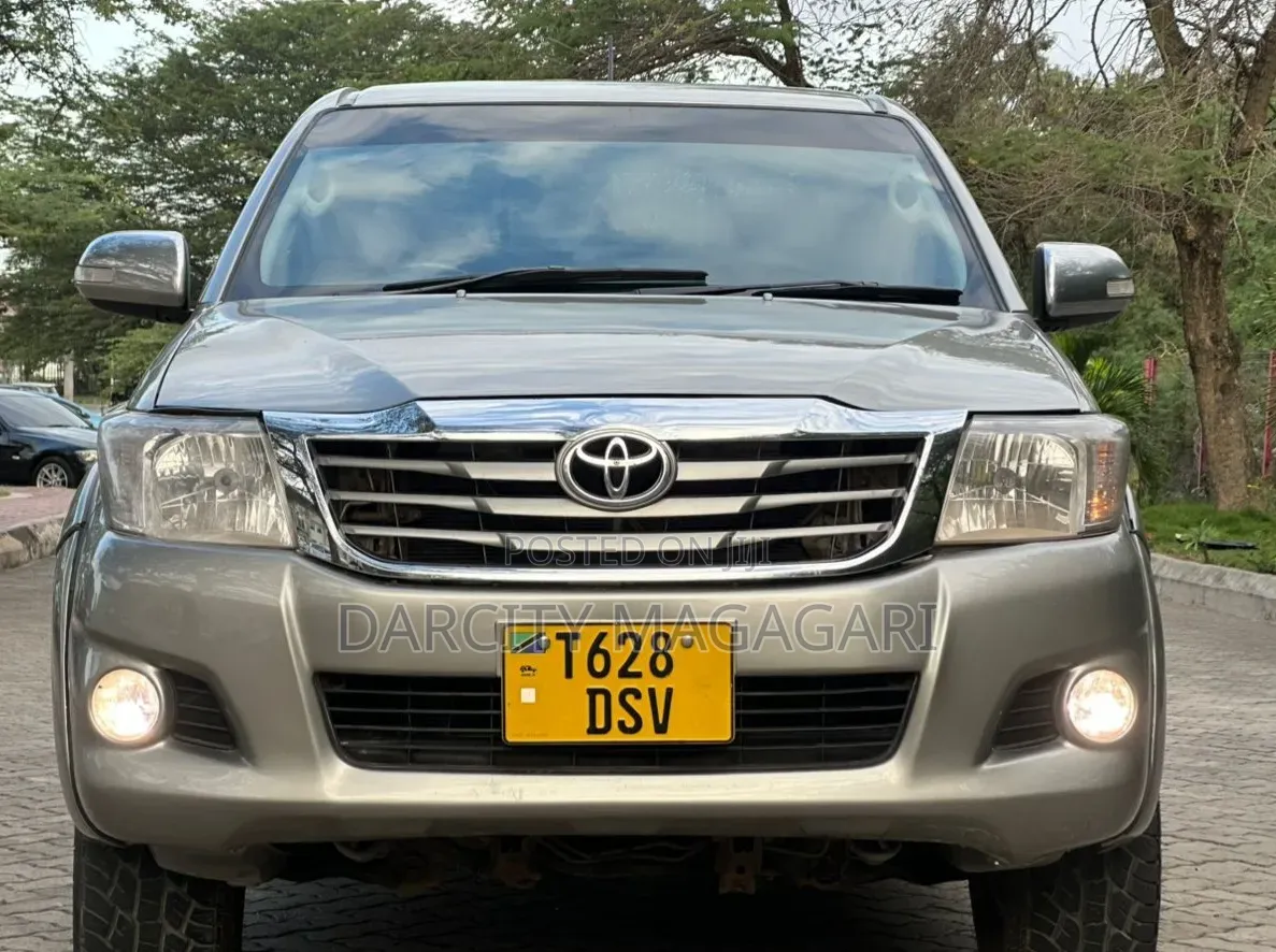 Toyota Hilux 2015 Gray