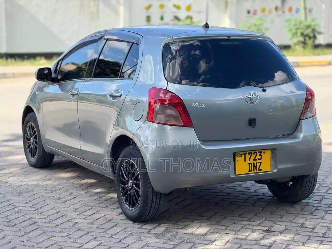 Toyota Vitz 2006 Silver