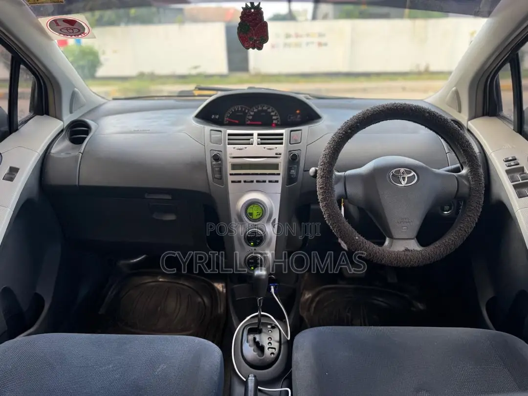 Toyota Vitz 2006 Silver