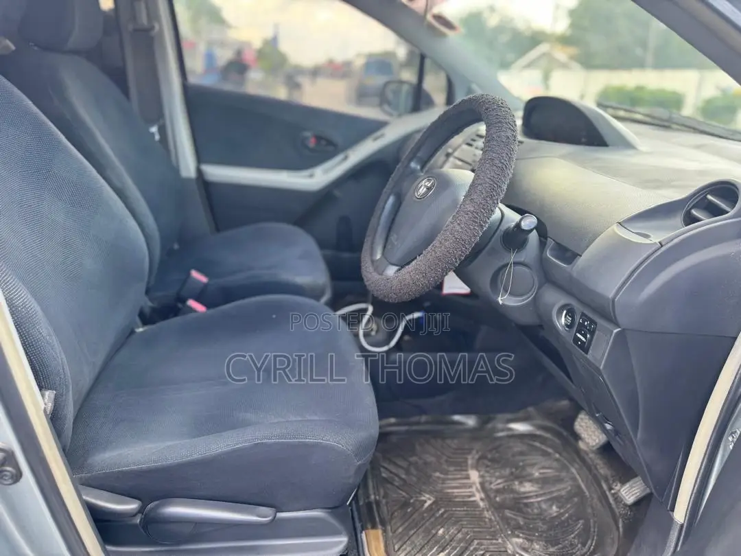 Toyota Vitz 2006 Silver