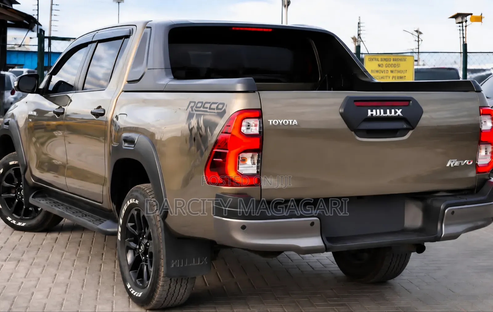 Toyota Hilux 2023 Gray