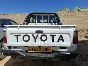 Toyota Hilux 1995 Off white