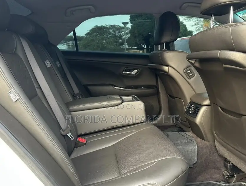 Toyota Crown 2009 White